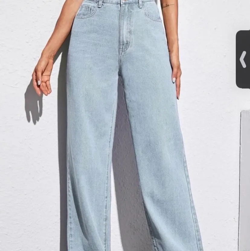Säljer dessa helt nya ljusa jeans då dom är försmå för mig. Dom är i storlek M men passar bäst på någon med storlek S💙. Jeans & Byxor.
