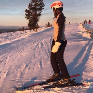  Skidbyxor McKinley - {nypris 700} skit fina skidbyxor som endast är använda på en skidresa! Är 173 och är därav liiite för korta för mig så säljer dem⛷🏂🎿 perfekta nu när det lagt sig ett lager snö över landet ❄️