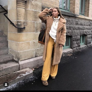 Gula kostymbyxor - Fina byxor som endast använts på foton, säljer då de är för stora för mig (är32-34, passar en 36-38). Hödmidjade och med osynlig blixtlås på sidan.