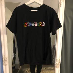 Astroworld (wish you were here) t-shirt. Inga lappar kvar men den sitter som en normal storlek M. Knappt använd, inga tecken på användning. 