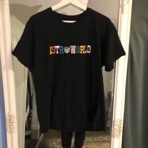 Travis Scott astroworld t-shirt - Astroworld (wish you were here) t-shirt. Inga lappar kvar men den sitter som en normal storlek M. Knappt använd, inga tecken på användning. 