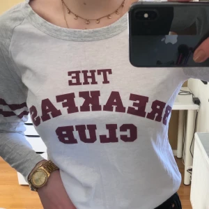 H&M tröja - H&M tröja med breakfast club tryck. Bra skick i storlek XS. Skicka privat vid intresse🤍