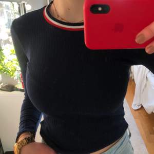 Jättefin marinblå tröja från H&M, med vita o röda detaljer! Nyskick, storlek XS. Skicka privat vid intresse✨