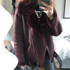 Bikerjacket - Jätte snygg skinnjacka med päls krage och päls inuti. Både varm och snygg vibterjacka. Nypris 999kr. Kan sänka pris vid snabb affär