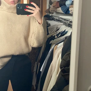 Stickad polotröja  - Beige polotröja som knappt är använd! 