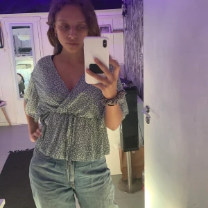 Blus  - 💚Jag säljer denna somriga gröna blus 💚 super sommrig och söt 💚 färgen är lite mint grön, tyget är svalt och passar bra till sommarens/vårens varma dagar☀️ elastiska bandet i midjan gör att storleken S passar flera storlekar ✨ prisen går att diskutera 