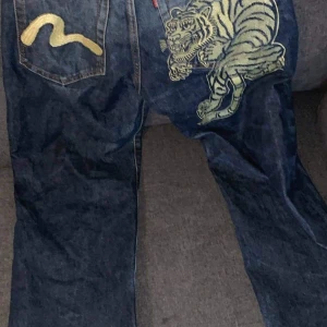 Evisu byxor  - Har ett par riktigt OG evisu byxor som jag köpte för över 14 år sen för säkert 3500 så kommer sätta priset på 1500 så kan ni pruta om ni vill 