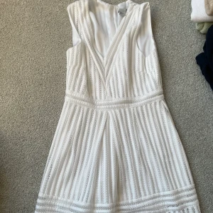 Vit klänning - Säljer en klänning som inte kommer till användning längre. Passar perfekt till sommaren 🌺 