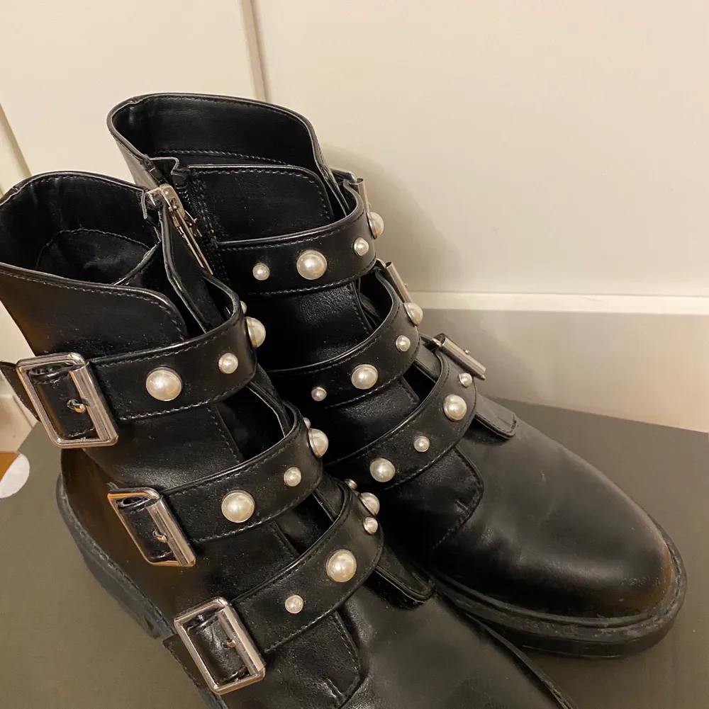 Ett par skitcoola boots med pärlor och spännen, passar perfekt till ex kjol och strumpbyxor😍 jag säljer dessa då de inte kommer till användning eftersom dom e lite för små för mig! jättebra skick, kommer absolut göra rent dom extra innan jag skickar/säljer de! Buda gärna💞. Kengät.