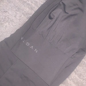 Nvgtn solid  - Gråa tights ifrån NVGTN i storlek s. De är väldigt stretchiga. Näst intill oanvända! Fick väldigt hög tull när jag köpte dessa så därav priset men frakten är inräknad i priset