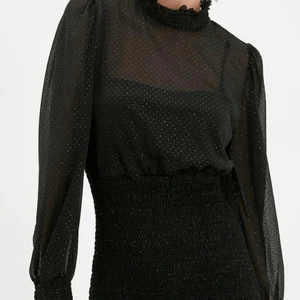 Trendyol cocktailklänning - Svart glitterklänning från Trendyol som är slutsåld på zalando i de flesta storlekarna! Använd 1 gång.