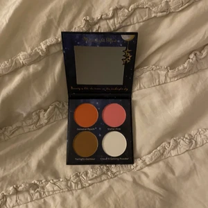 Smink  - Sminkpallet jag fick i julklapp, har redan en liknande dock så säljer här! Tänker mig runt 60- 70kr för den då den kostar 200kr på hemsidan! 