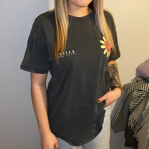 Grå t shirt med tryck - Minns inte vart den är ifrån kanske zara från ett tag sen? Storlek S.