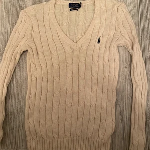 Äkta polo Ralph lauren  - Äkta polo Ralph lauren med V-ringning. Kan även fraktas mot att köparen står för frakten. 