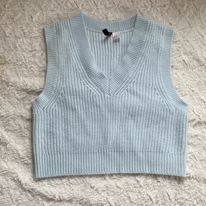 Ljusblå stickad väst - En ljusblå väst som jag har köpt på h&m. Västen är knappt använd då den inte passar min stil. 