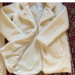 Lurvig kappa - Jättefin kappa som aldrig är använd. Prislapp sitter kvar. (Barnstorlek)