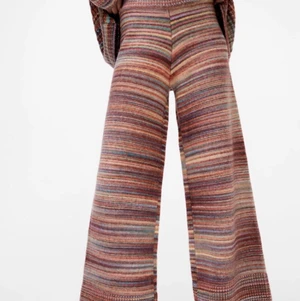 Søker Palazzo Knit Trousers fra Zara - Hei, ser etter noen som selger denne buksen fra Zara, i størrelse l/m☺️ Muligens også genseren, skriv til meg om du er interessert