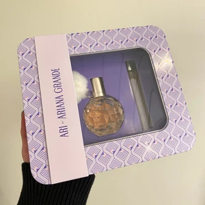Ari by Ariana Grande - Helt nytt och oanvänt parfym set med Ari 30ml och 10ml.