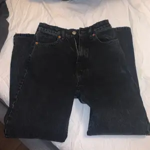 Helt nya jeans från zara, säljer de pågrund av att de är för små för mig! ❤️‍🔥 ‼️ köparen står för frakten ‼️