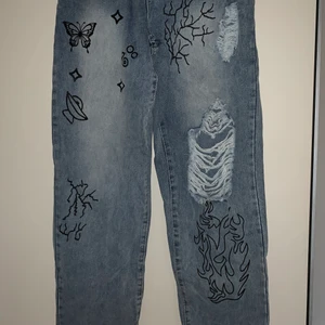 Jeans - Jeans med slitningar & tryck på. Resor i midjan. Lite momjeans stil.