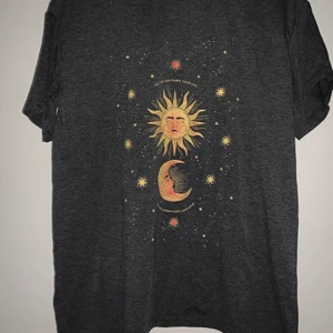 T-shirt  - Superfin t-shirt med tryck på, aldrig använd, okänt märke. 