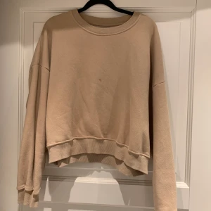 Sweatshirt  - Finns en liten fläck direkt på därav priset, annars jättemysig sweatshirt som inte kommer till användning