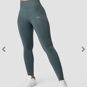Träningstights - Säljer mina oanvända Icaniwill tights! De är endast testade hemma men har tyvär fått en reva vid rumpan (sista bilden) men annars är de i helt nytt skick. Modellen heter ”Define seamless tights” och är i färgen ”Jungle green” strl S. Säljer för 250kr