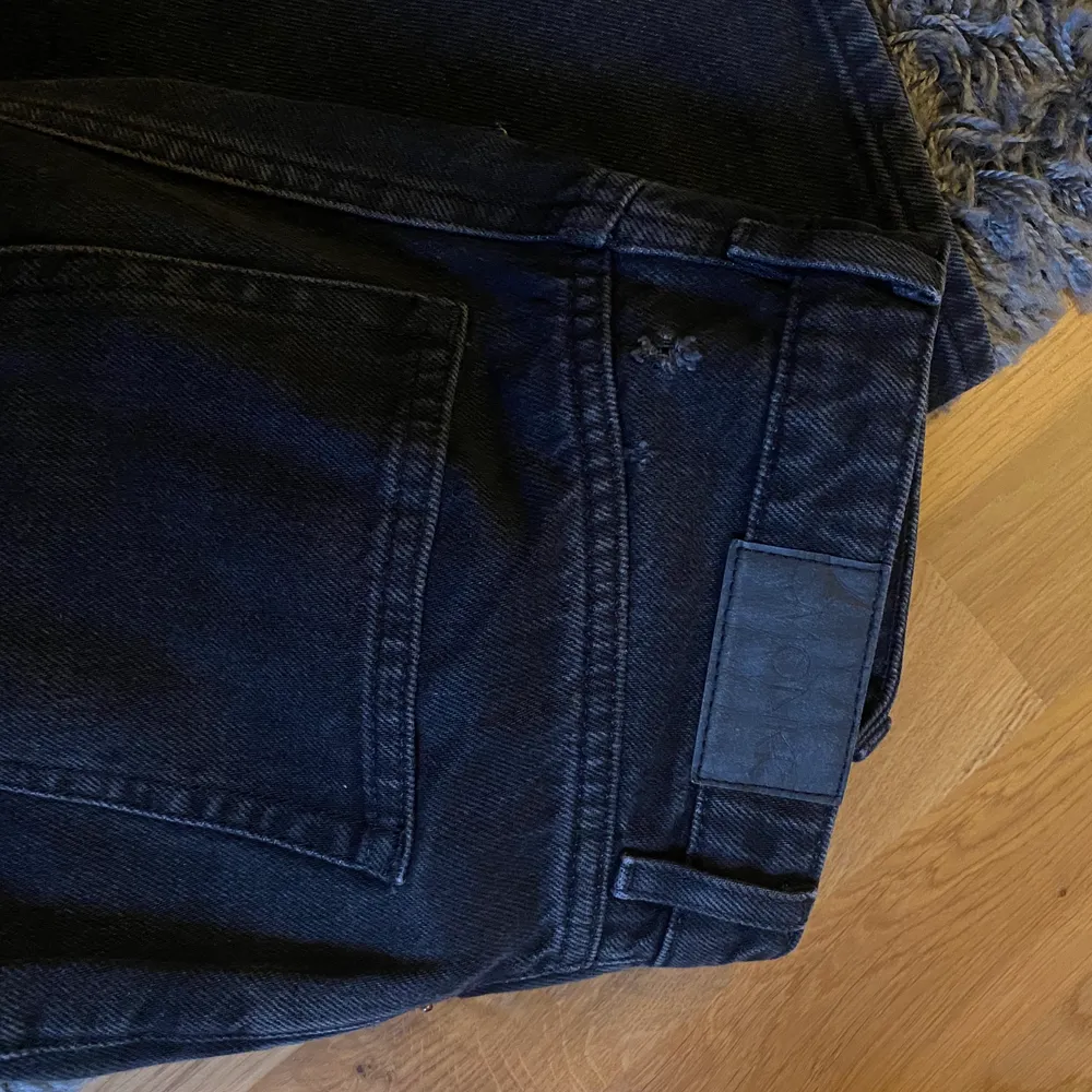 Svarta yoko monki jeans i storlek 36!! Perfekta men kommer inte till användning. Har en lite skada på baksidan (inget som syns med tröja) därav priset🤍. Jeans & Byxor.