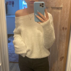 H&M tröja storlek XS - En stickad tröja som är jättemysig men har bara använts en gång! Passar väldigt fint på de som har storlek S också!🤎