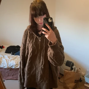 Mysig kofta - Jättemjuk och mysig brun kofta. Bra skick lite oversized