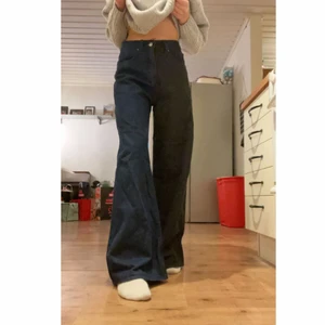 Wide leg tvåfärgade jeans - Säljer dessa 2 färgade wide leg jeansen köpta från Shein då dom ej passar, dom är lite större i storleken skulle jag nog säga dom är storlek xs. Jag har hundar samt katt hemma så är man allergisk rekommenderar jag inte att man köper❗️ hör av er på dm ifall ni vill köpa eller har frågor. Säljer dom för 50kr + frakt (66kr spårbart)