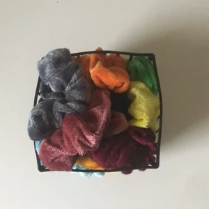 Olika färgade scrunchies  - Scrunchies i olika färger, totalt 16 styckna. Aldrig använts och de är i väldigt bra skick! En kostar 5 kr styck, och alla tillsammans 80 kr.