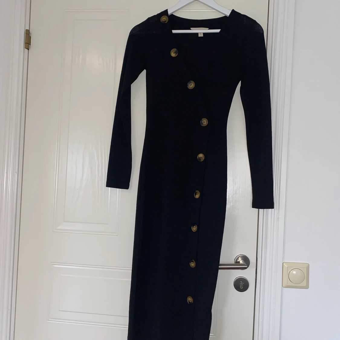 Svart långklänning med knappar - 90