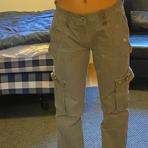 Emilio Byxor Stl M - Pappas gamla byxor från 00-talet!❤️‍🔥 Står storlek 50, jag har M/ 38 & 40 i kläder. Är 179 cm och de går ända ner till marken. Kan ha lite low waist utan skärp eller med skärp om de ska sitta åt mer! Knappt synbar slitning längst ner på ena byxbenet (verkligen minimalt!) mycket fickor och färgen är som på första 2 bilderna!😌💘