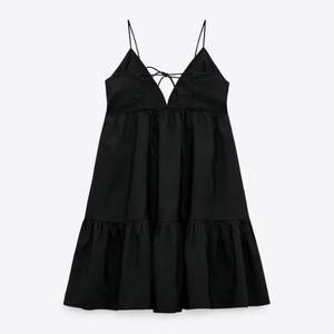 Säljer denna populära klänning från Zara eftersom den inte kommer till användning, endast använd en gång.