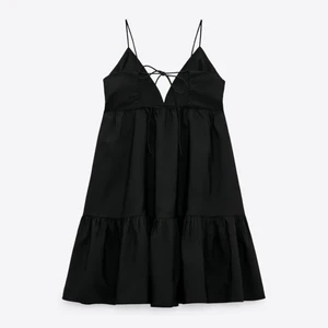 Zara klänning - Säljer denna populära klänning från Zara eftersom den inte kommer till användning, endast använd en gång.