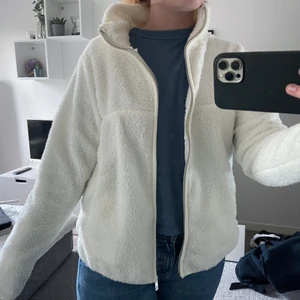 Vit jacka - Jättefin och jätteskön fluffig vit jacka från lager 157. Perfekt nu till våren.