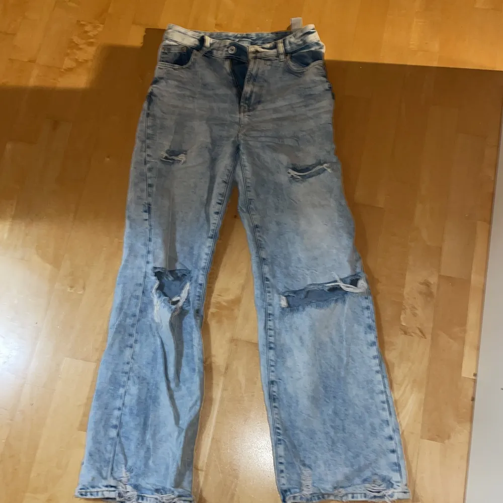 Storlek står ej men jag brukar ha 36 i byxor, se bild! Från Bershka, slutsålda ⚡️. Jeans & Byxor.