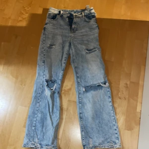 Straight Jeans med hål  - Storlek står ej men jag brukar ha 36 i byxor, se bild! Från Bershka, slutsålda ⚡️