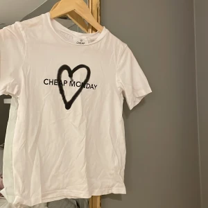 Snygg tshirt från Cheap Monday - Snygg, vit tshirt från Cheap Monday i storlek XS. ❤️‍🩹är i superbra skick utan några missfärgningar.