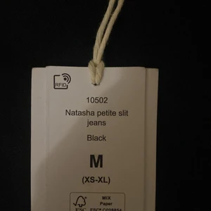 Petite jeans, med slit  - Köpte dessa från Gina ett tag sen och dom är endast testade men är för korta på mig som är 163. Lite utsvängda och har slit på båda benen. Köpta för 400kr, kan frakta och mötas upp 
