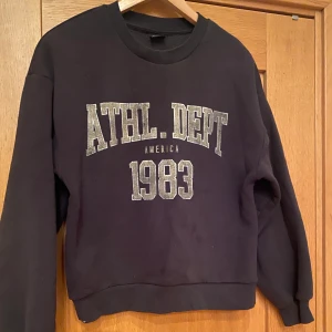 Svart Svertshirt från Gina tricot  - Svart svertshirt med tryck. Den har kommit till användning ganska mycket. Men tröjan kommer inte till användning längre därför jag säljer den.