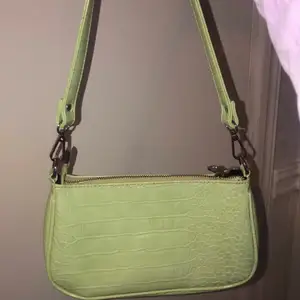 Grön handväska från Gina tricot i nyskick. Liten och praktisk men rymmer förvånansvärt mycket.💚
