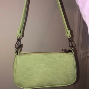 Grön handväska - Grön handväska från Gina tricot i nyskick. Liten och praktisk men rymmer förvånansvärt mycket.💚