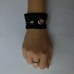 Armband med stjärnor - Jättefint armband i jeanstyg med fina detaljer🖤 Det är ca 18,5 cm i omkrets. (1/1 SÅLT men kan göra ett till på beställning)