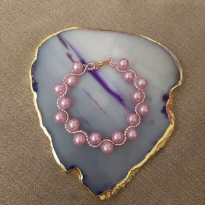 Rosa pärlarmband  - Rosa pärlarmband som jag gjort själv. 18,5cm långt.