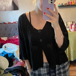 Svart stickad kofta - Säljer denna fina lite kortare svarta kofta. Den har ett väldigt fint mönster på, som jag försöker visa på bild 2. Den är i storlek XL men jag som är S/M tycker den sitter fint på som lite oversized. Den är köpt från Kappahl för nåt år sen, men den är sparsamt använd🤍🤍