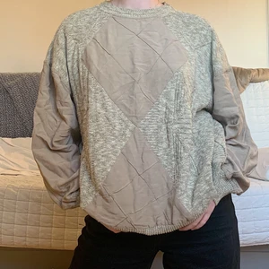 Cool Mönstrad Tröja - Säljer denna coola tröja, tillverkad i Italien, i storlek Medium!✨💓💕