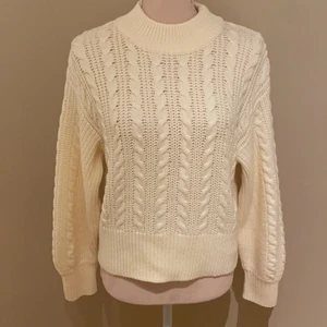 Oanvänd Stickad tröja - En helt oanvänd vit stickad tröja! 