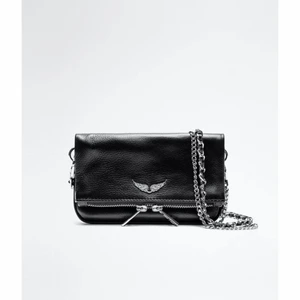 Zadig - Jag säljer min superfina Zadig väska som jag älskar men tänkte köpa en liknande fast annan! Bra skick men längst ner på snöret har vi satt en liten metalltråd men de är inget som syns! 